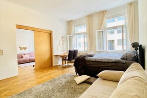 2 habitaciones, escritorio y ropa de cama 