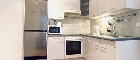 Geladeira, micro-ondas, fogão, cooktop