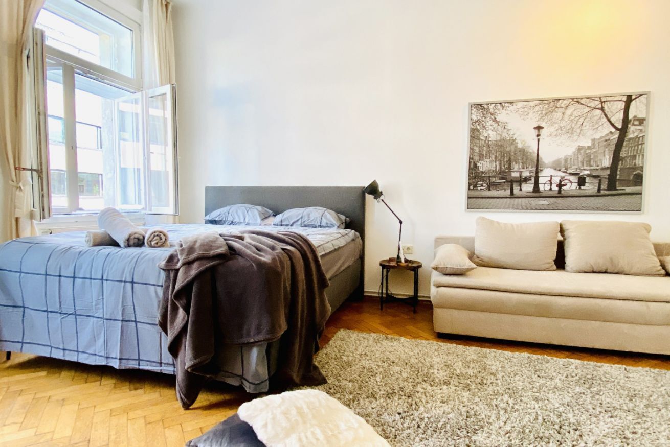 2 Schlafzimmer, Schreibtisch, Bettwäsche