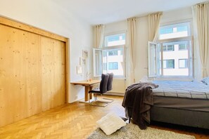 2 bedrooms, desk, bed sheets - Central Spacious 2Br Apt, 7- Min to Westbahnhof (Vienna)