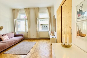 Living area - Central Spacious 2Br Apt, 7- Min to Westbahnhof (Vienna)