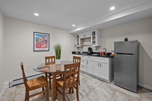 Een koelkast, een koffiezetapparaat/waterkoker