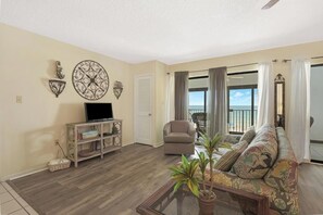 TV - Beachfront 2BR + Studio with connecting door (Gulf Shores)
