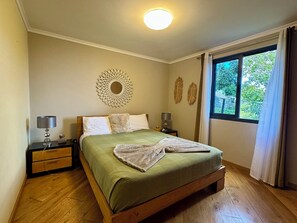 Bureau, fer et planche à repasser, lit parapluie, Wi-Fi gratuit