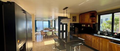 Een koelkast, een microgolfoven, een oven, een kookplaat