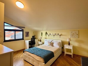 مكتب ومكواة/لوح كي وسرير سفر وواي فاي مجانًا