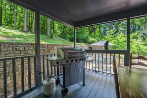 Outdoor dining - A Lakeview Getaway in Guntersville, AL (Guntersville)