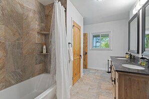 Shower, hair dryer, towels - A Lakeview Getaway in Guntersville, AL (Guntersville)