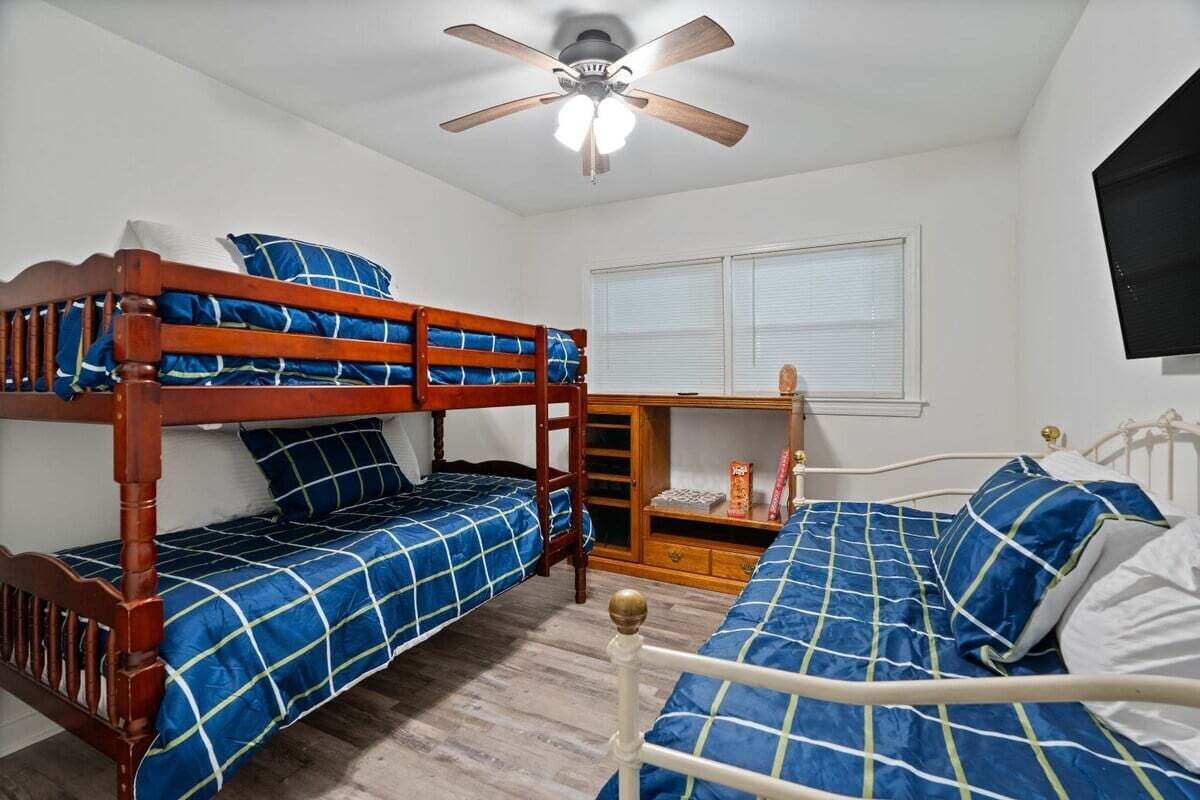 4 bedrooms, WiFi (free), bed sheets