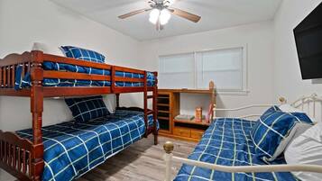 4 bedrooms, WiFi (free), bed sheets
