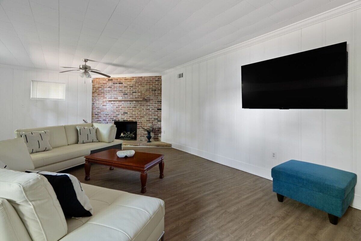 TV, fireplace