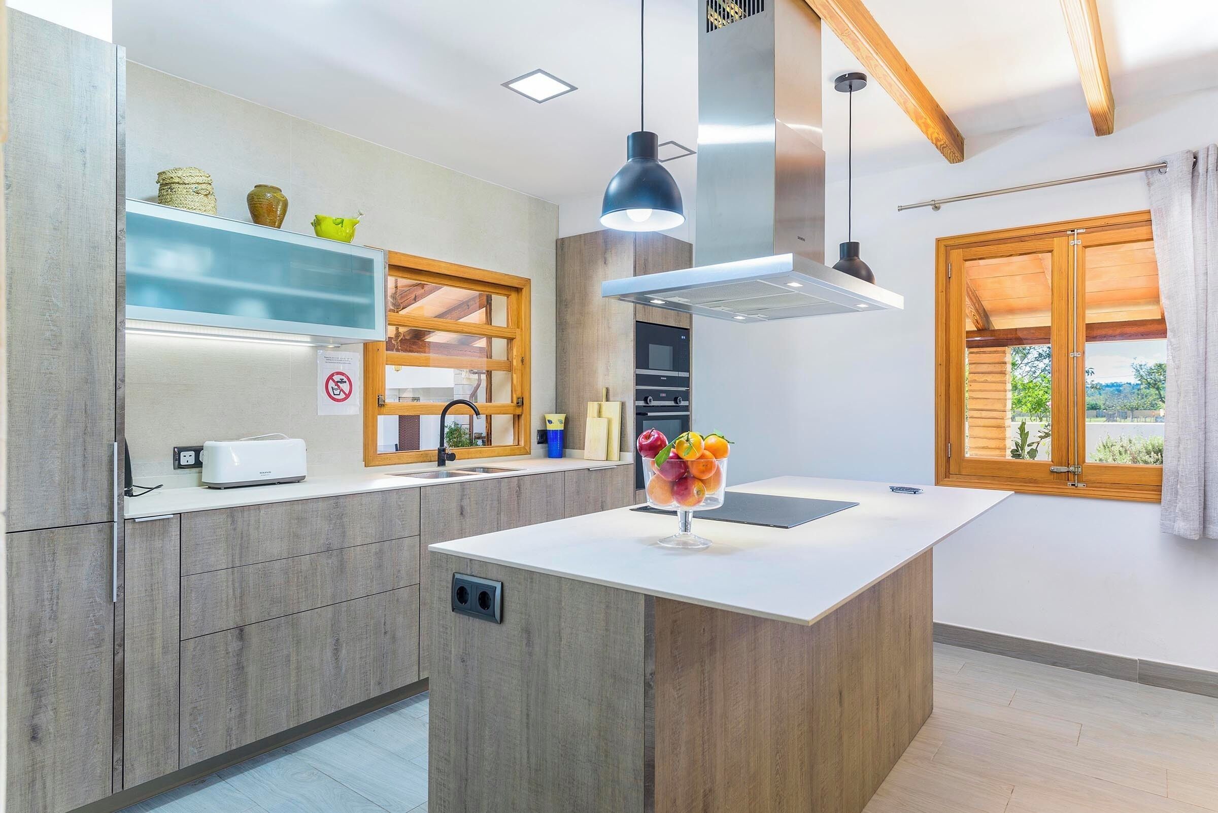 Een microgolfoven, een oven, een kookplaat, een vaatwasser