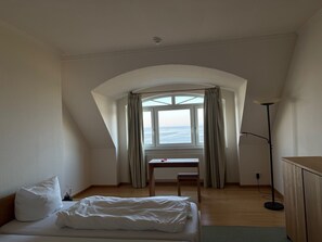 Double Room, Sea View | Desk, bed sheets - Upleven - Haus der Achtsamkeit & Ruhe, Adults only (Wurster Nordseeküste)