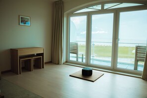 Double Room, Balcony, Sea View | Desk, bed sheets - Upleven - Haus der Achtsamkeit & Ruhe, Adults only (Wurster Nordseeküste)