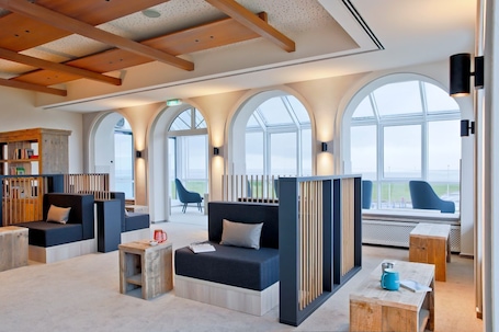 Library. Upleven - Haus der Achtsamkeit & Ruhe, Adults only