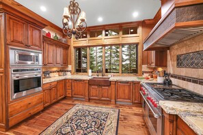 Fridge, microwave, oven, stovetop - Heritage Lodge 6,500sqft 5 King Suites Theater, Bar, Spa (Tamarack)