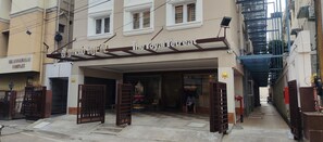 Ένα κτίριο με μια πινακίδα που γράφει «Το Αφοσιωμένο Καταφύγιο» και μια πύλη στην είσοδο.