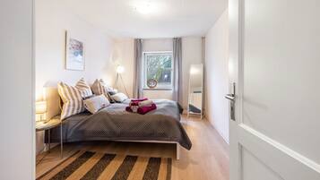 Iron/ironing board, WiFi, bed sheets