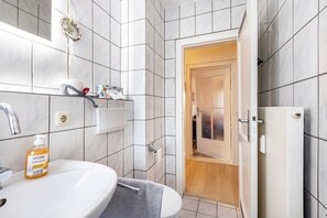 Douche, sèche-cheveux, serviettes fournies