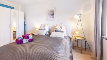 Iron/ironing board, WiFi, bed sheets