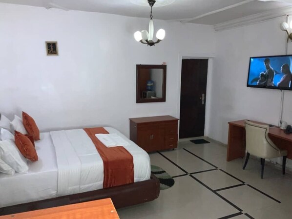 Phòng đơn Tiêu chuẩn | Bàn, khu vực làm việc phù hợp cho laptop, màn/rèm cản sáng