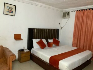 مكتب ومساحة عمل للكمبيوتر المحمول وستائر تعتيم ومكواة/لوح كي