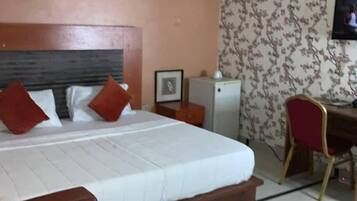 Escritorio, espacio para trabajar con laptop y cortinas blackout