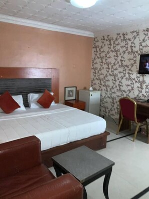 Executive Room | Desk, laptop workspace, blackout drapes, iron/ironing board