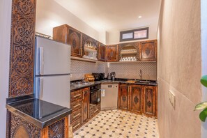 Private kitchen - Elegant Riad Musée: Authentic Marrakech Charm in the Medina (marrakech)