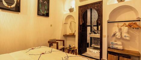 Een bureau, een strijkplank/strijkijzer, gratis wifi