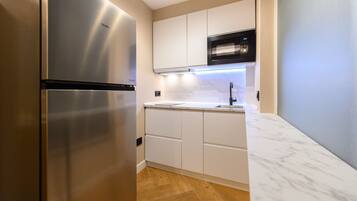 Fridge, microwave, dishwasher, coffee/tea maker