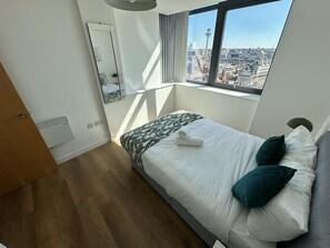 2 quartos, ferros/tábuas de passar roupa, berço de viagem
