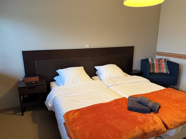 WiFi, bed sheets