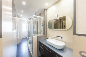 Shower, hair dryer, bidet, towels - Vivilo Collection - Magnagrecia 29 View Apartment (Roma)