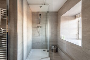 Shower, hair dryer, towels, soap - Granary Sea (No 5) | Elie (Elie)