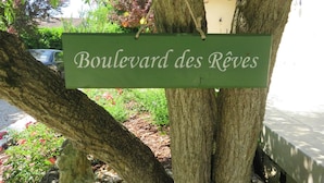 Een bord met de tekst 'Boulevard des Rêves' bevestigd aan een boom.