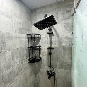 Haartrockner, Handtücher, Seife, Toilettenpapier