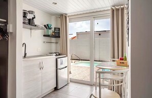 Fridge, stovetop, coffee/tea maker, electric kettle - Cozy Downtown Studio for 2! 5 min walk to Malls, Surfside & Reflextion Beach. (Oranjestad)