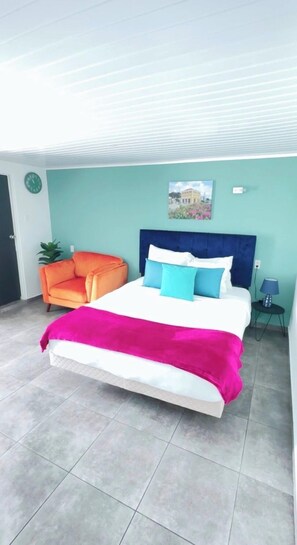 Tabla de planchar con plancha, wifi gratis y ropa de cama 