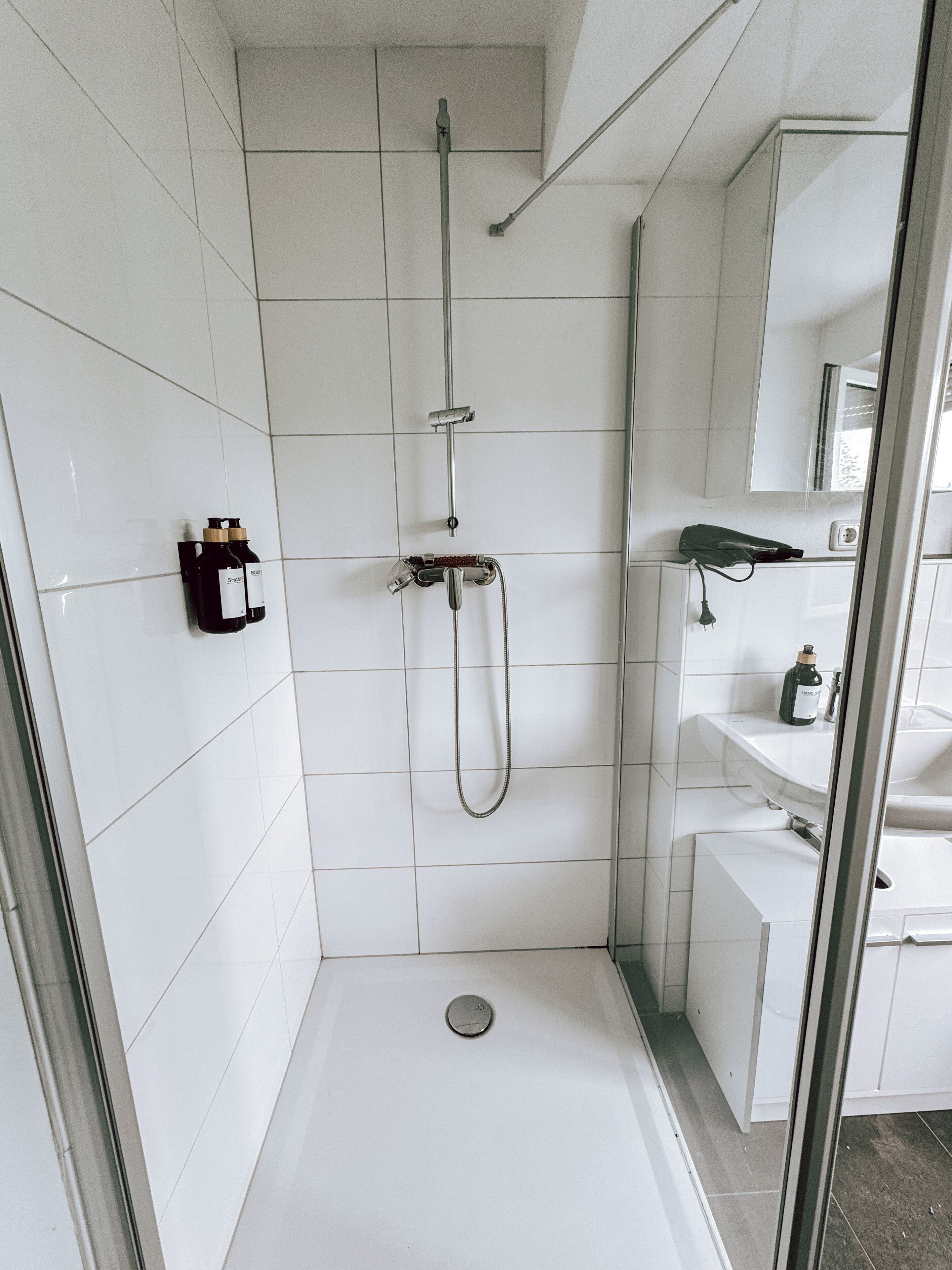 Dusche, Haartrockner, Handtücher, Seife