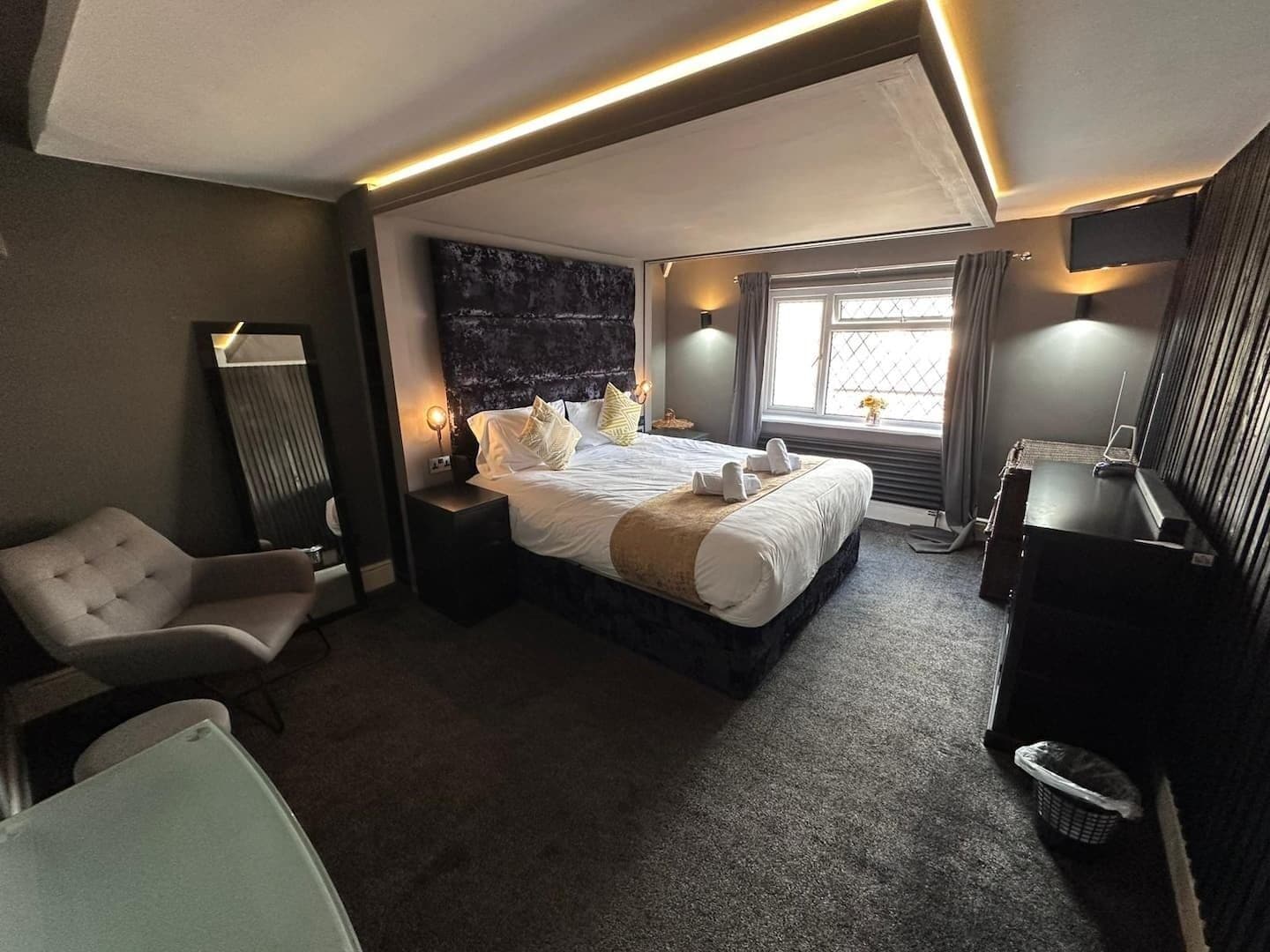 Iron/ironing board, free WiFi, bed sheets