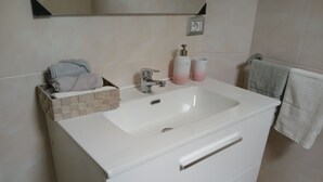 Unclassified image, 2 of 10, button - Room-charming Guest Room in San Demetrio (San Demetrio Corone)