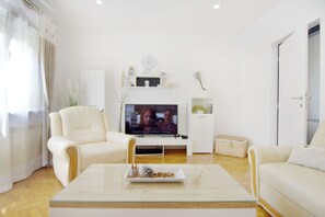 TV - Spacious apartment in Umag with garden (Umag)