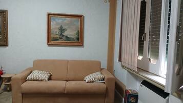 Apartment, 1 Bedroom, Smoking | Living room