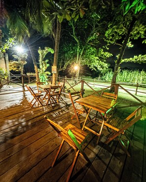 Outdoor dining - Casa Villa da Apa, with its cinematic sunsets, welcomes pets. (Japaratinga)
