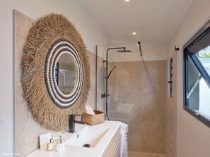 Douche, sèche-cheveux, serviettes fournies, savon