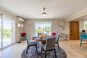 A dining area with a round table, chairs, and a rug. - Villa Serena - 10 minutes from the beach (Bonifacio)