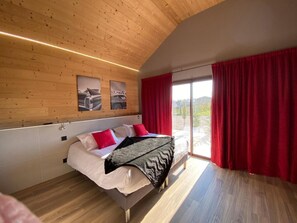 Superior Quadruple Room, Ensuite | Soundproofing, free WiFi, wheelchair access - WORLD HOTEL (Saint-Vulbas)