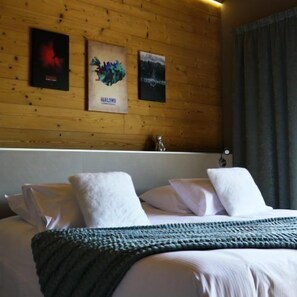 Superior Quadruple Room, Ensuite | Soundproofing, free WiFi, wheelchair access - WORLD HOTEL (Saint-Vulbas)