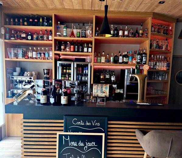 Restaurant - WORLD HOTEL (Saint-Vulbas)